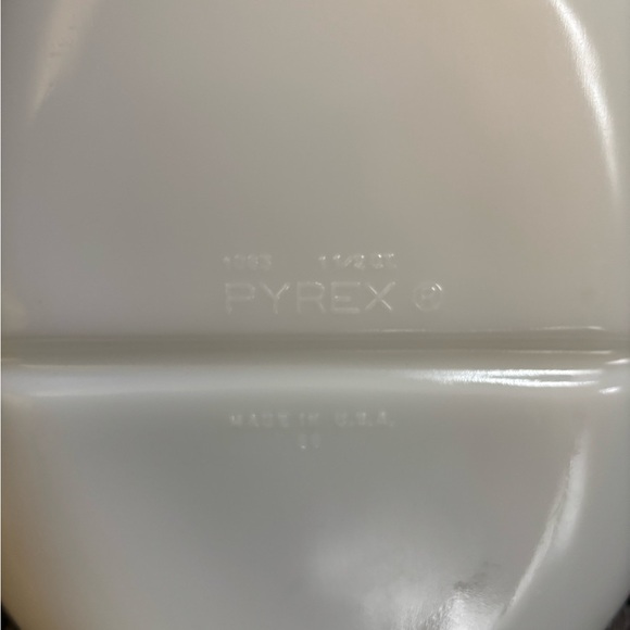 Vintage Pyrex 1063 White Milk Glass 1.5‎ Quart Oval Divided Serving Dish - Picture 5 of 5